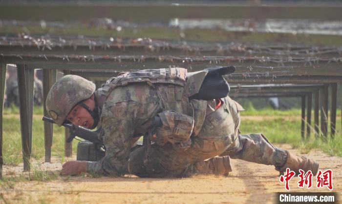 第75集團(tuán)軍某旅開展多課目實(shí)戰(zhàn)化訓(xùn)練