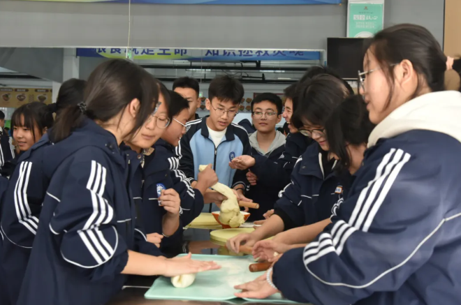 曲周一中六千師生齊動手 包出暖冬餃香宴